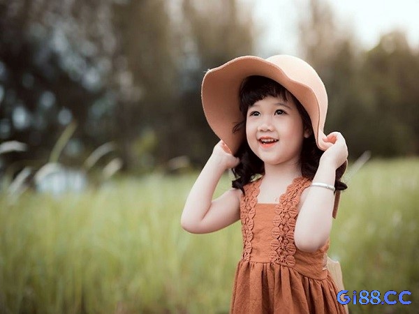 Mơ thấy bé gái chơi một mình có thể tượng trưng cho cảm giác cô đơn và thiếu thốn tình cảm của bạn