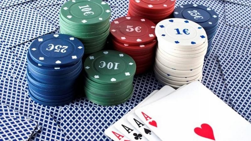 Nằm mơ thấy đánh bài ăn tiền là điềm báo tốt hay xấu?