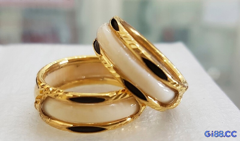 Mơ thấy nhẫn vàng trong một buổi lễ cưới thể hiện ý nghĩa về tình yêu và mối quan hệ bền vững