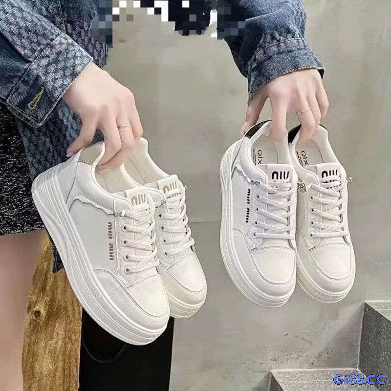 Mơ thấy giày của người khác có thể bạn đang bị áp lực từ người thân, đồng nghiệp