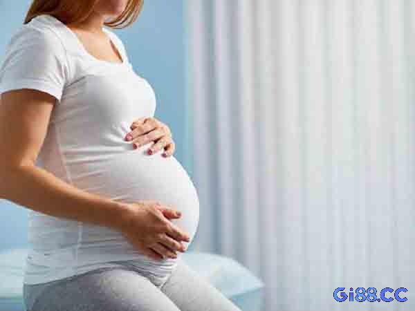 Mơ một người phụ nữ trông có vẻ lo lắng khi mang bầu, phản ánh áp lực và trách nhiệm