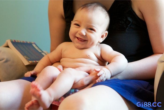 Mơ cảnh một cậu bé vui vẻ nhận giải thưởng, thể hiện sự tự hào