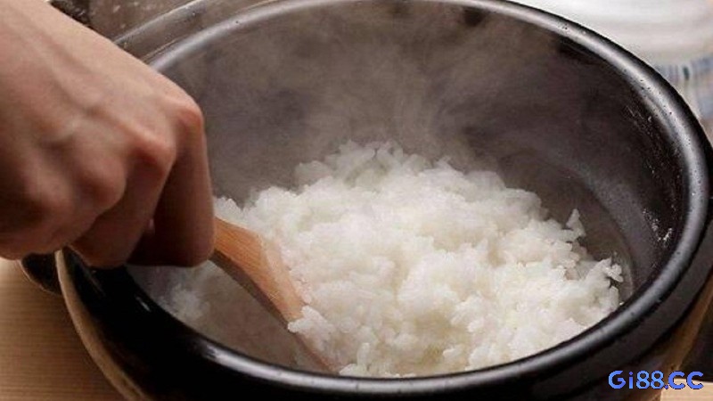 Mơ thấy nấu cơm từ gạo mang ý nghĩa bạn đang cố gắng xây dựng một điều gì đó