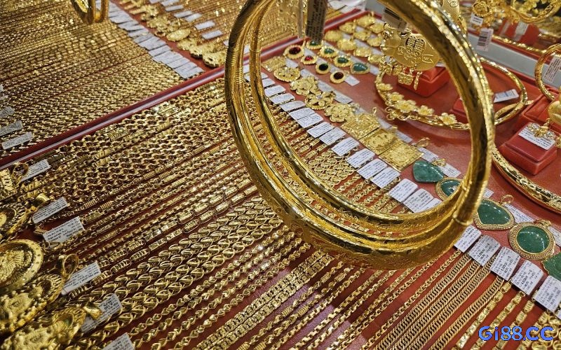 Mơ thấy bán vàng cho thấy đề thủ đang có sự kiểm soát tốt về tiền bạc