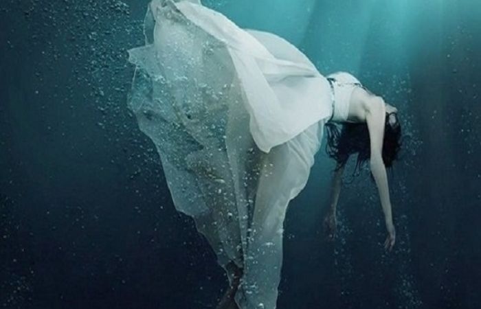 Giải mã giấc mơ ngã xuống nước - Điềm báo và ý nghĩa chi tiết