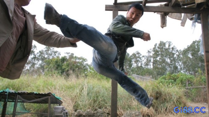 Hình ảnh đánh nhau giữa bạn bè, thể hiện sự bất đồng trong mối quan hệ