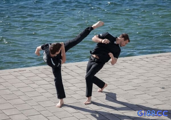 Hình ảnh đánh nhau để bảo vệ người khác, thể hiện bản năng bảo vệ và tình cảm sâu sắc