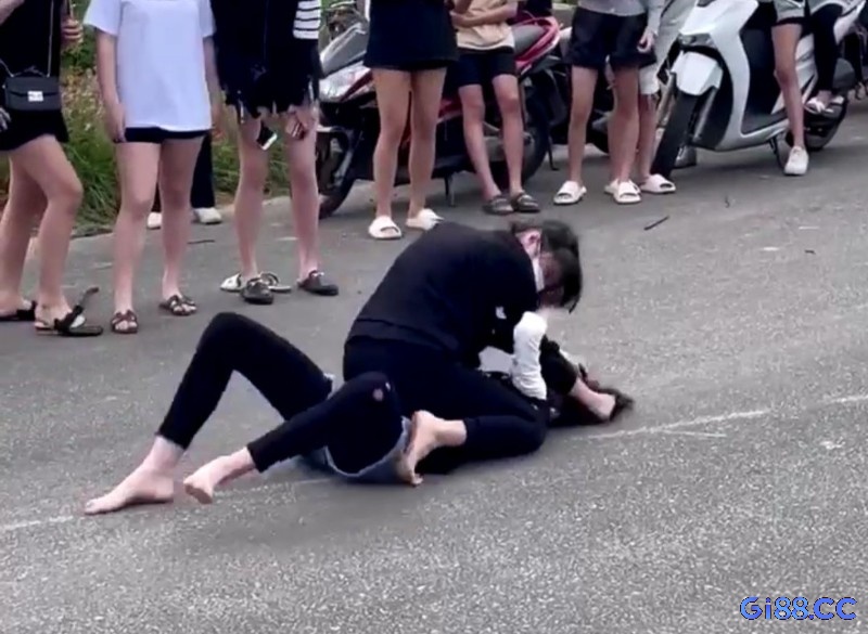 Hình ảnh đánh nhau với người quen, thể hiện sự bất đồng trong mối quan hệ