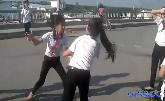 Hình ảnh người bị đánh, thể hiện cảm giác bất lực và bị áp bức