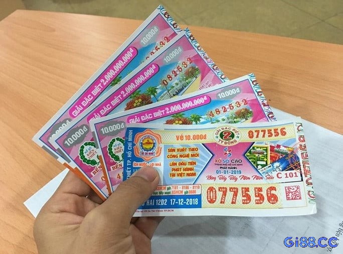 Hình ảnh người khác mua vé số, phản ánh sự ghen tị hoặc cảm giác thiếu thốn