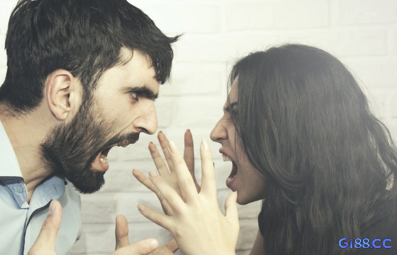 Mộng thấy cãi nhau tại nơi làm việc là lời cảnh báo về áp lực công sở – giấc mơ có thể đang chỉ đường cho bạn hướng tới sự nghiệp ổn định hơn.