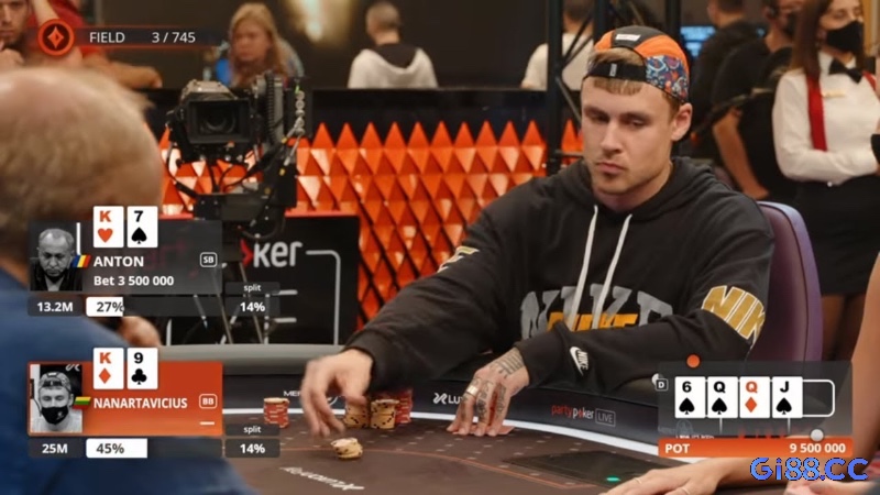 Giải đấu poker đòi hỏi chiến lược thay đổi theo giai đoạn và áp lực loại trực tiếp.