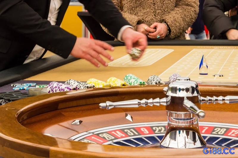 Bàn roulette gồm bánh xe chia ô số đỏ, đen và xanh, cùng khu vực đặt cược đa dạng theo từng phiên bản luật chơi